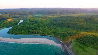 Bulgaristan 'daki Veleka plajının günbatımı hava manzarası