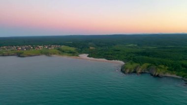 Bulgaristan 'daki Veleka plajının günbatımı hava manzarası