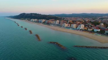 İtalyan şehri Pesaro 'daki plajın günbatımı manzarası