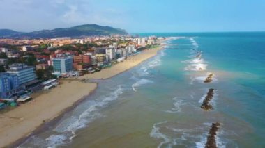 İtalyan şehri Pesaro 'daki plajın havadan görünüşü