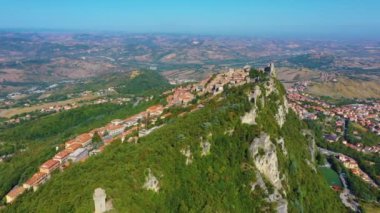Torre Guaita ve Torre Cesta 'nın hakim olduğu San Marino' nun hava manzarası