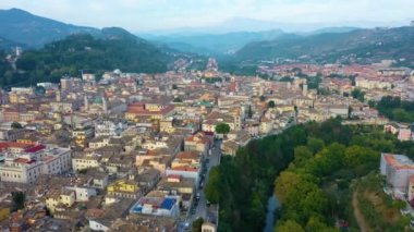 Piya kalesi ve İtalyan şehri Ascoli Piceno 'nun havadan görünüşü