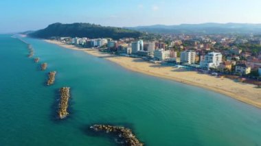 İtalyan şehri Pesaro 'daki plajın havadan görünüşü