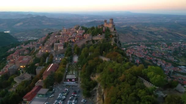 Solnedgång Antenn Utsikt Över San Marino Med Torre Guaita — Stockvideo