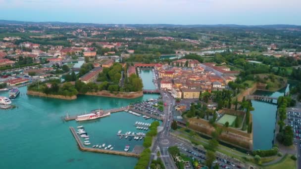 イタリアの町ペスキエーラ ガルダの空中写真 — ストック動画