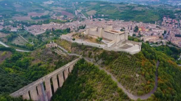 イタリア スポルエトのロッカ アルボルノザナ城の空中写真 — ストック動画