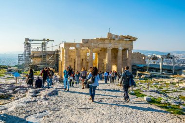 ATİNA, GREECE, 10 ARALIK 2015: Akropolis, Atina, Yunanistan 'daki Parthenon antik tapınağını ziyaret eden çok sayıda turist