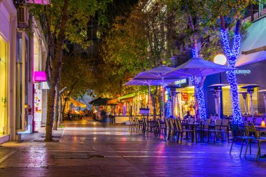 ATİNA, GREECE, 10 ARALIK 2015: Atina, Yunanistan 'daki Ermou Caddesi' nin gece manzarası. Ermou Caddesi, Kerameikos arkeolojik alanını Syntagma Meydanı 'na bağlayan bir buçuk kilometre uzunluğunda bir yol..