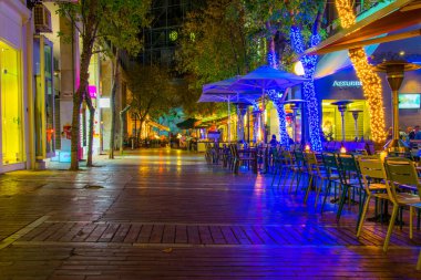 ATİNA, GREECE, 10 ARALIK 2015: Atina, Yunanistan 'daki Ermou Caddesi' nin gece manzarası. Ermou Caddesi, Kerameikos arkeolojik alanını Syntagma Meydanı 'na bağlayan bir buçuk kilometre uzunluğunda bir yol..