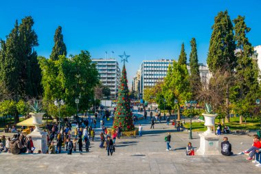 ATHENS, GREECE, 10 ARALIK 2015: İnsanlar sintagma meydanında merdivenlerden iniyorlar.