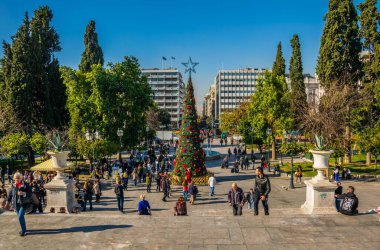 ATHENS, GREECE, 10 ARALIK 2015: İnsanlar sintagma meydanında merdivenlerden iniyorlar.