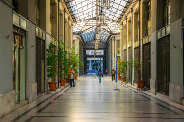 ATHENS, GREECE, 10 ARALIK 2015: Atina şehir merkezindeki bir alışveriş merkezinin manzarası