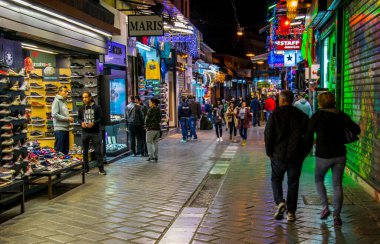 ATİNA, GREEC, 10 ARALIK 2015: Atina 'nın tarihi bölgesinin en önemli turistik caddelerinden biri olan Monastiraki Meydanı yakınlarındaki bir alışveriş sokağının gece manzarası