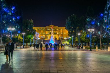 ATENS, GREECE, 10 ARALIK 2015: Atina 'da Noel için dekore edilmiş parlamento binası ile sintagma meydanı