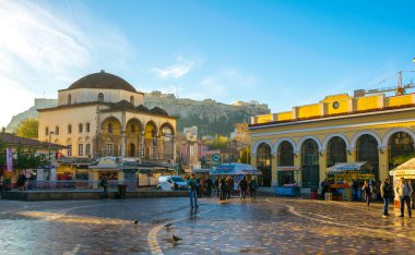 ATİNA, GREECE, 10 ARALIK 2015: Pazartesi sabahı Atina 'daki manastır meydanında insanlar yürüyor