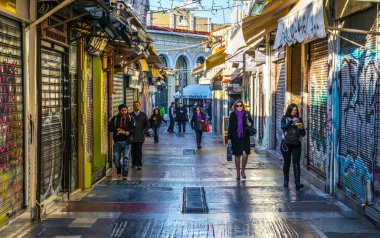 ATHENS, GREECE, 10 ARALIK 2015: Adrianu alışveriş caddesinin manzarası - Atina 'nın tarihi bölgesinin en önemli turistik caddesi olan plaka