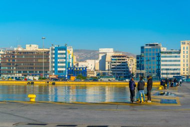 ATHENS, GREECE, 10 ARALIK 2015: Pireus limanında terk edilmiş bir rıhtımın manzarası
