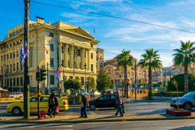 ATHENS, GREECE, 10 ARALIK 2015: Aralık Pazartesi günü yoğun bir pazarteside Atina 'nın Pireus ilçesinin manzarası.
