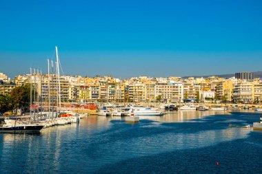 ATHENS, GREECE, 10 ARALIK 2015: Yunanistan 'daki Pireus limanındaki iskan marinasının manzarası