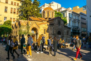 ATİNA, GREECE, 10 ARALIK 2015: Atina, Yunanistan 'da antik bir kilise olan Panagia Kapnikarea Kilisesi' nden insanlar geçiyor