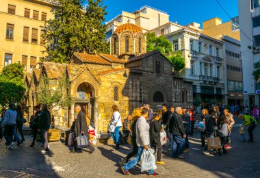 ATİNA, GREECE, 10 ARALIK 2015: Atina, Yunanistan 'da antik bir kilise olan Panagia Kapnikarea Kilisesi' nden insanlar geçiyor