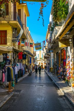 ATHENS, GREECE, 10 ARALIK 2015: Atina 'nın tarihi bölgesinde Plaka adı verilen dar bir alışveriş caddesinin görüntüsü