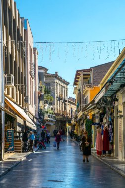 ATHENS, GREECE, 10 ARALIK 2015: Adrianu alışveriş caddesinin manzarası - Atina 'nın tarihi bölgesinin en önemli turistik caddesi olan plaka