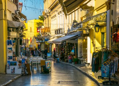 ATHENS, GREECE, 10 ARALIK 2015: Adrianu alışveriş caddesinin manzarası - Atina 'nın tarihi bölgesinin en önemli turistik caddesi olan plaka