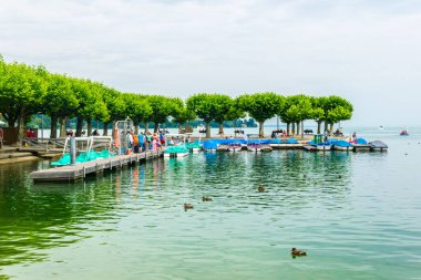 KONSTANZ, GERMANY, 22 Temmuz 2016: Alman kenti Konstanz 'in göl kenarındaki gezinti alanı