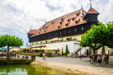 KONSTANZ, GERMANY, 22 HAZİRAN 2016: Almanya 'da Konstanz Konzili' nin görkemli binasında insanlar yürüyor