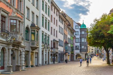 SCHAFFHAUSEN, SWitzERLAND, 22 Temmuz 2016: İsviçre 'nin Schaffhause kentindeki vordergasse caddesinin görüntüsü