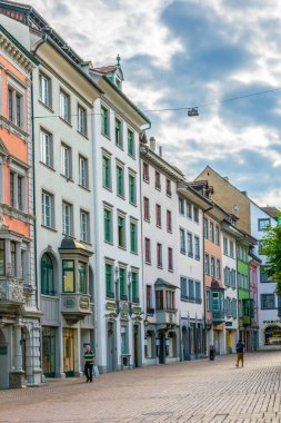 SCHAFFHAUSEN, SWitzERLAND, 22 Temmuz 2016: İsviçre 'nin Schaffhause kentindeki vordergasse caddesinin görüntüsü