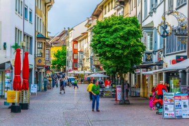 SCHAFFHAUSEN, SWitzERLAND, 22 Temmuz 2016: İsviçre 'nin Schaffhause kentindeki Vorstadt caddesinin görüntüsü