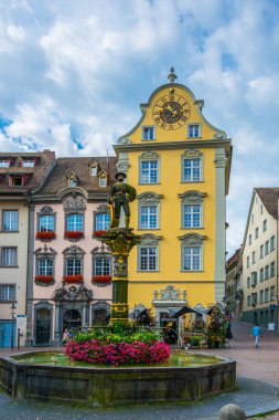 SCHAFFHAUSEN, SWitzERLAND, 22 Temmuz 2016: İsviçre 'nin Schaffhausen kentindeki Fronwagplatz meydanındaki bir fıskiyenin tepesindeki bir İsviçreli muhafızın heykeli