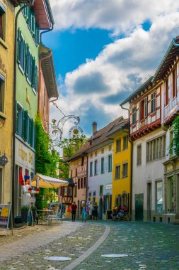 STEIN AM RHEIN, SWitzERLAND, 23 Temmuz 2016: İsviçre 'deki Stein am Rhein kasabasının ana caddesi
