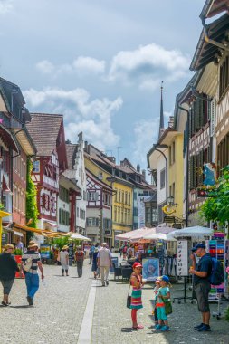 STEIN AM RHEIN, SWitzERLAND, 23 Temmuz 2016: İsviçre 'de Stein am Rhein kasabasının dar bir caddesinin görüntüsü