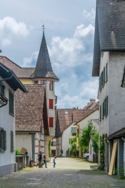 STEIN AM RHEIN, SWitzERLAND, 23 Temmuz 2016: İsviçre 'de Stein am Rhein kasabasının dar bir caddesinin görüntüsü