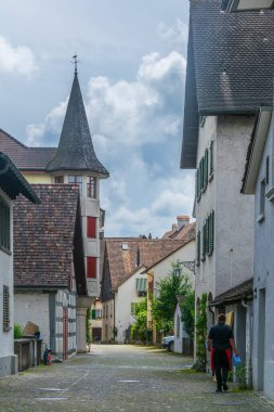 STEIN AM RHEIN, SWitzERLAND, 23 Temmuz 2016: İsviçre 'de Stein am Rhein kasabasının dar bir caddesinin görüntüsü