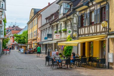 RADOLFZELL, ALMANY, 23 Temmuz 2016: Almanya 'da Radolfzell am Bodensee şehrinin dar bir caddesinin görüntüsü