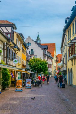 RADOLFZELL, ALMANY, 23 Temmuz 2016: Almanya 'da Radolfzell am Bodensee şehrinin dar bir caddesinin görüntüsü