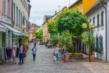 RADOLFZELL, ALMANY, 23 Temmuz 2016: Almanya 'da Radolfzell am Bodensee şehrinin dar bir caddesinin görüntüsü