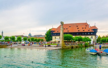 KONSTANZ, GERMANY, 23 HAZİRAN 2016: Almanya 'da Konstanz' ın görkemli binasında insanlar yürüyor