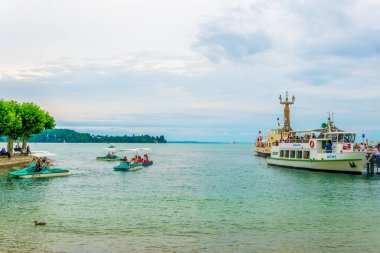 KONSTANZ, GERMANY, 23 Temmuz 2016: Konstanz limanının ünlü dönen heykeli, Bodensee, Almanya