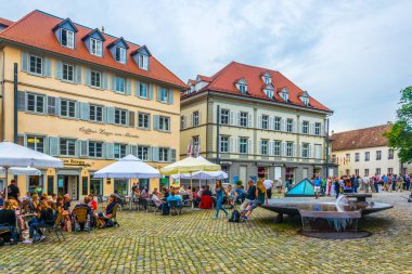 KONSTANZ, GERMANY, 23 Temmuz 2016: Almanya 'nın Konstanz kentindeki katedralin önündeki bir meydanın görüntüsü