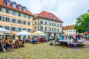 KONSTANZ, GERMANY, 23 Temmuz 2016: Almanya 'nın Konstanz kentindeki katedralin önündeki bir meydanın görüntüsü
