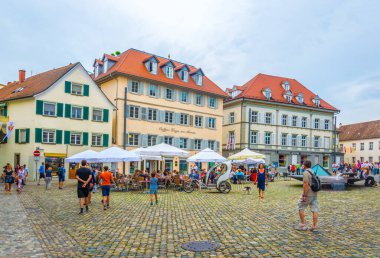 KONSTANZ, GERMANY, 23 Temmuz 2016: Almanya 'nın Konstanz kentindeki katedralin önündeki bir meydanın görüntüsü