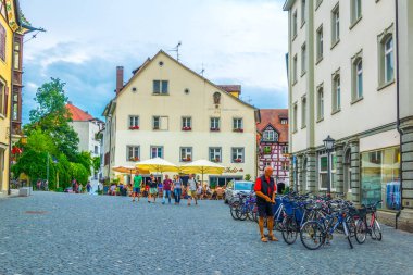 KONSTANZ, GERMANY, 23 Temmuz 2016: Almanya 'nın Konstanz kentindeki katedralin önündeki bir meydanın görüntüsü