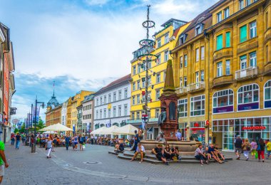 KONSTANZ, GERMANY, 23 Temmuz 2016: Almanya 'da Konstanz' da ünlü kaiserbrunnen çeşmesi bulunan markstatte meydanının manzarası