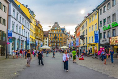KONSTANZ, GERMANY, 23 Temmuz 2016: Almanya 'da Konstanz' da ünlü kaiserbrunnen çeşmesi bulunan markstatte meydanının manzarası