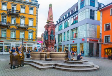 KONSTANZ, GERMANY, 23 Temmuz 2016: Almanya 'da Konstanz' da ünlü kaiserbrunnen çeşmesi bulunan markstatte meydanının manzarası